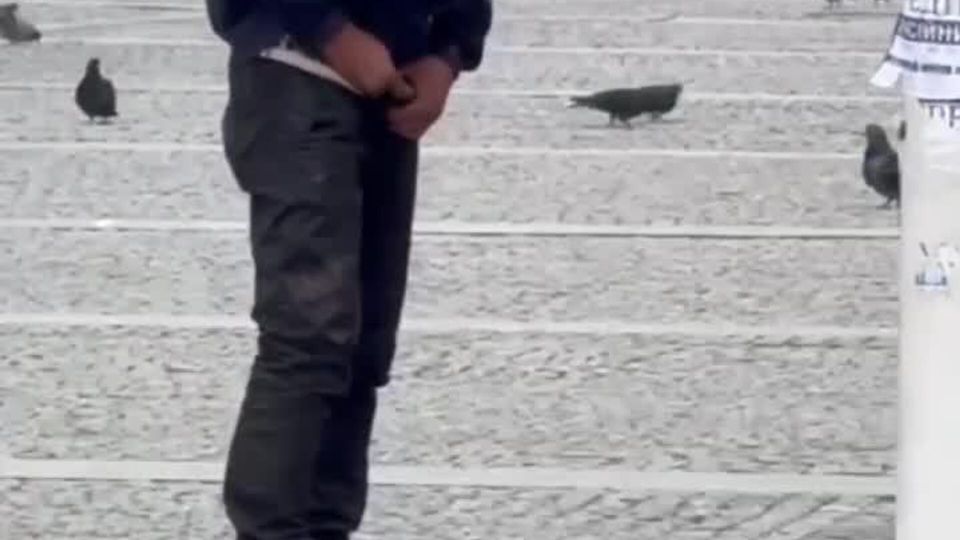 Пьяный украинец справил нужду в центре Днепропетровска — видео 18+