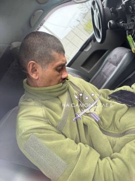 Вчера в поселке Широкое Криворожского района экипаж местных ТЦК, в состоянии алкогольного опьянения совершивший ДТП, водитель скрылся с места происшествия, своего соучастника оставил пьяного спать на переднем сиденье