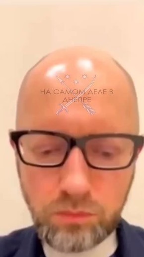 Арсений "Куля в лоб" вылез из нафталина и возмущается, что большинство парней призывного возраста посмели выехать из нэньки, потому, что не хотят её защищать