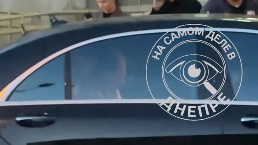 Андрей Ермак читает, вероятно, полученное уведомление о подозрении от НАБУ