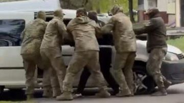 В Днепропетровске местные жители отбили мужчину у толпы сотрудников ТЦК