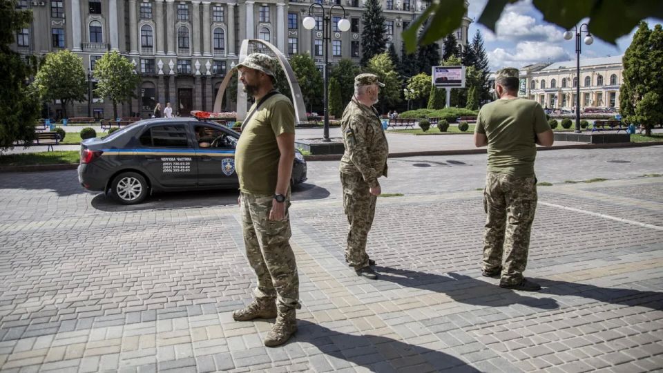 Украинские людоловы выбросили призывника на помойку