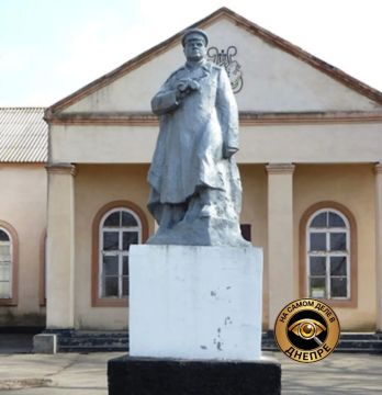 В Болтышке Днепропетровской области демонтировали памятник Ватутину - тому самому легендарному генералу, который освободил половину территории современной Украины