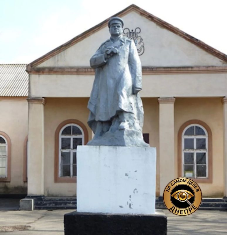 В Болтышке Днепропетровской области демонтировали памятник Ватутину - тому самому легендарному генералу, который освободил половину территории современной Украины