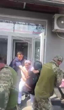 В Днепропетровске женщины отбили парня от ТЦК