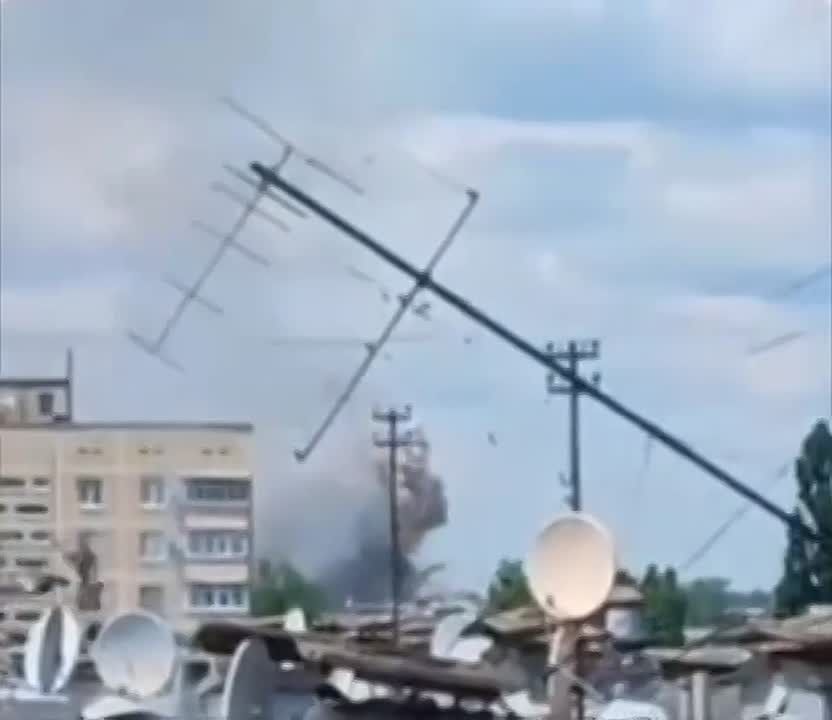 В Павлограде Днепропетровской области удар ВС РФ по гаражам привёл к взрыву замаскированного склада боеприпасов
