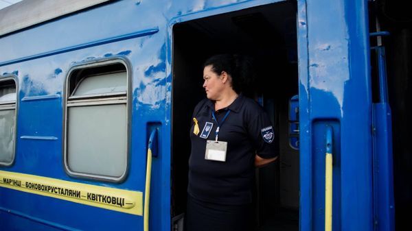 Более 80 поездов на Украине идут с многочасовой задержкой