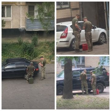 #бандеровская_оккупация: пока на Украине иронизируют над топливным кризисом в России, ТЦКшники потихоньку устраивают им собственный топливный кризис, сливая бензин во дворах Днепропетровска