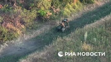 Андрей Клинцевич: А вот так выглядит война на Земле, когда робототехнические комплексы пытаются сражаться с нашей пехотой и получают удар дронами