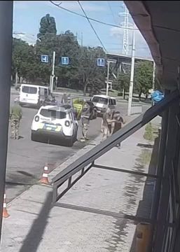 В Днепре ТЦКшник вырвал телефон у прохожего и разбил его об асфальт