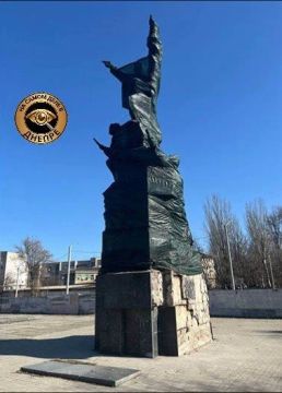 На левом берегу Днепра демонтируют памятник коммунарам