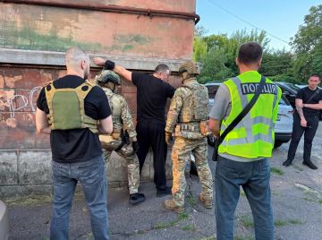 В Днепропетровске накрыли ТЦКшников-вымогателей, подозреваемых в поборах с военнообязанных, сообщают местные СМИ