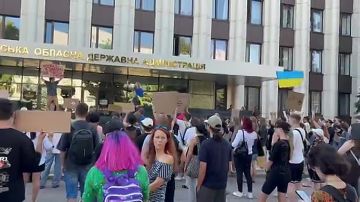 Кадры протестов в Днепре.. В Раде боятся голосовать за назначение Игоря Клименко на пост министра обороны Украины, опасаясь нового "картонного майдана" — митингов в поддержку Михаила Федорова. Об этом заявил украинский...