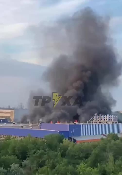 В Кривом Роге после попадания герани горит строительный гирериаркет Эпицентр