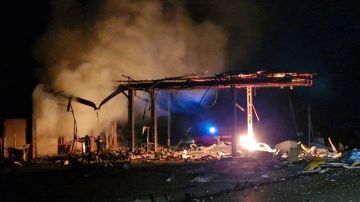 Евгений Лисицын: На Украине нарастает топливный кризис: уничтожено более 160 АЗС, бензин может подорожать до 100 грн за литр