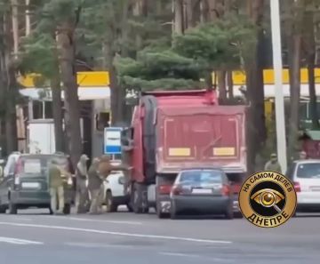 Волынская область. По дороге едет фура, в кабину на ходу лезет сотрудник ТЦК, водитель выпадает из кабины, а его грузовик начинает таранить легковушки