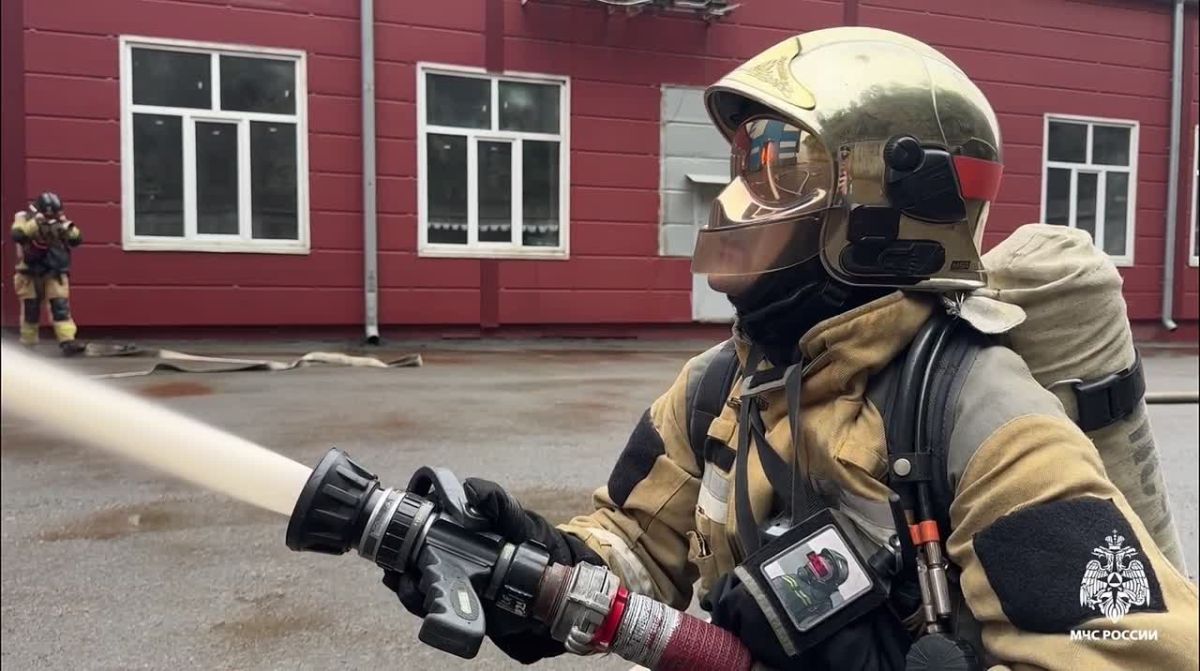 Склад с бытовой техникой горит во Владивостоке