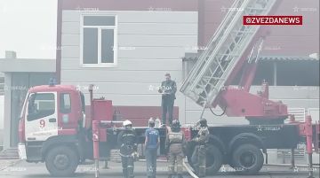 Крупный пожар вспыхнул на складе бытовой техники во Владивостоке — огонь распространился примерно на 5 тысяч квадратных метров