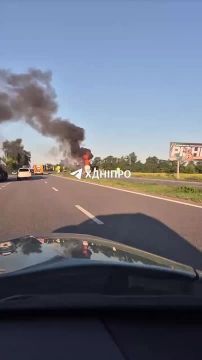 Трасса Днепропетровск- Кривой Рог, горит бензовоз в результате атаки FPV - дрона ВС РФ