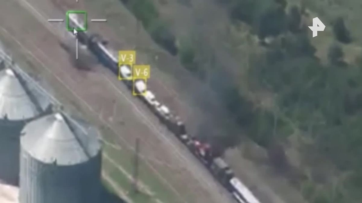 ВС РФ с помощью "Герани" и ракеты "Искандер" в Днепропетровской области поразили эшелон с военной техникой ВСУ, сообщили в Минобороны РФ. Удар по локомотиву в населенном пункте Вишневое обездвижил состав с военной техникой....