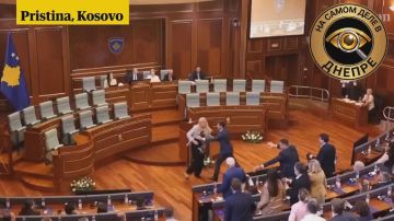 Премьера закидали яйцами прямо в парламенте в Косово