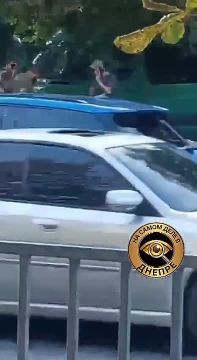 Днепропетровск. Банда пиксельных заломала и повалила мужчину на землю