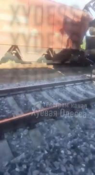 Последствия попадания в локомотив поезда Днепропетровск-Одесса