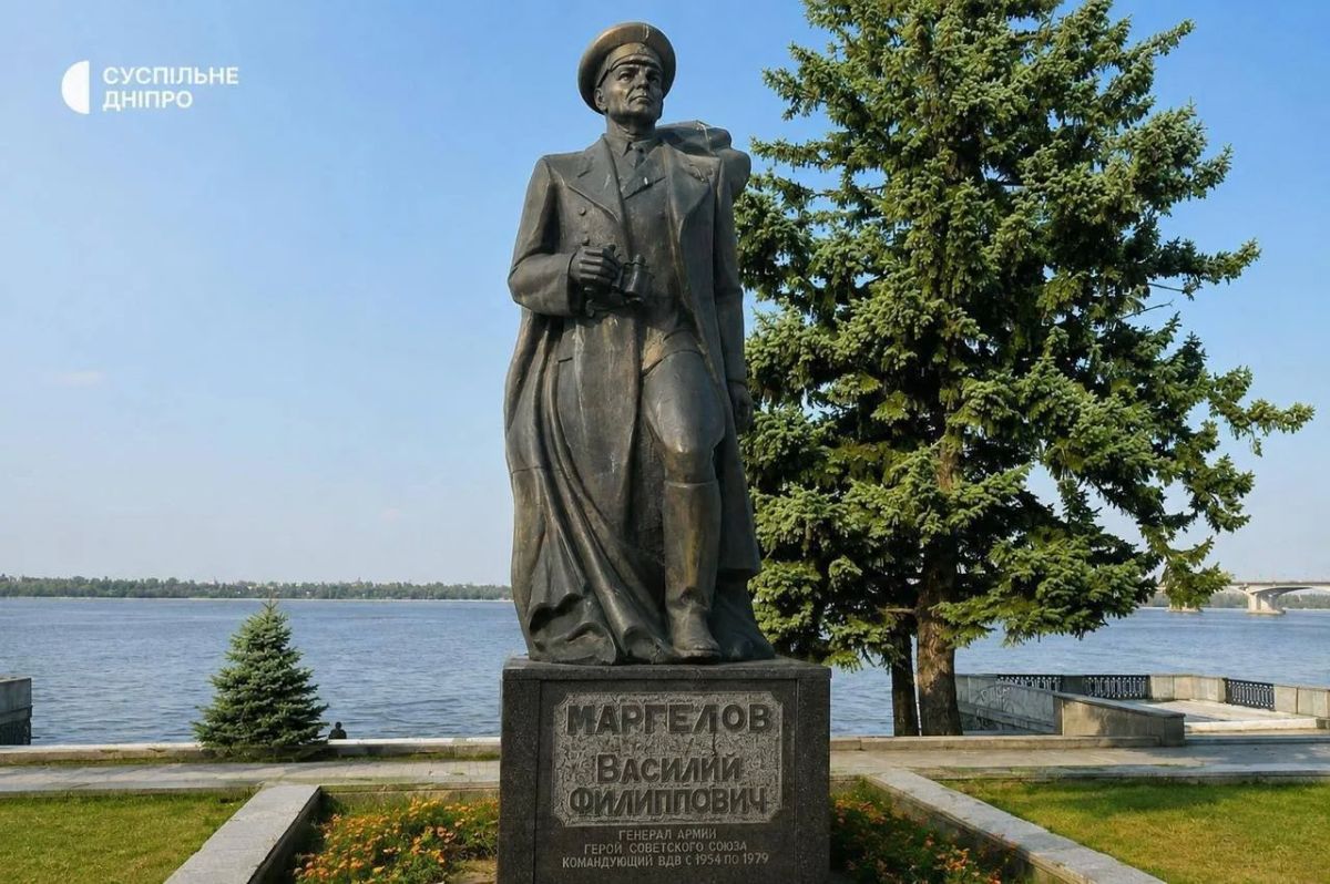 В Днепропетровске снесли памятник советскому военачальнику Василию Маргелову