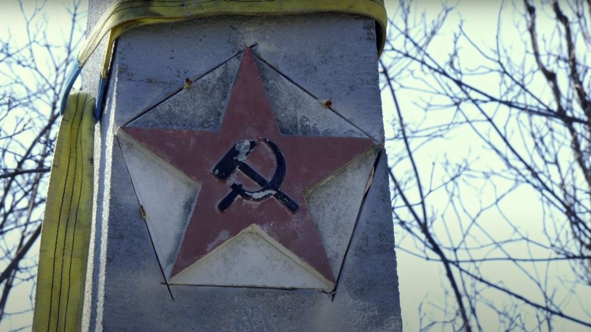 В Днепропетровске начали демонтировать памятник коммунарам