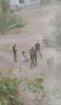 В Днепродзержинске женщина на коленях умоляла ТЦКшников не забирать её мужа