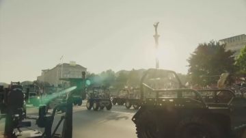 В Киеве провели парад дронов - по Крещатику проехали НРК, в небе пролетели беспилотники различного назначения, включая дроны перехватчики, а по Днепру проплыли БЭКи