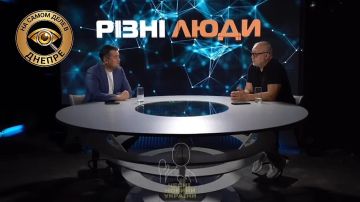 Минутка юмора. Знаете, почему Верховная Рада круглая, а не квадратная? А где вы квадратный цирк видели? - нардеп Разумков