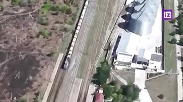 Кадры нанесения ударов беспилотниками "Герань-4 Сикер" по ж/д составам ВСУ в районе Вишнёвого Днепропетровской области опубликовало Минобороны РФ