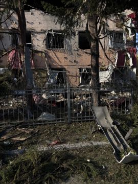 Армия России ударила по зданию ТЦК в Днепропетровска (фото 1,2) и разрушила железную дорогу в пригороде (фото 3), а также сожгла склад ВСУ в Житомирской области (фото 4). Очевидцы опубликовали кадры в соцсетях