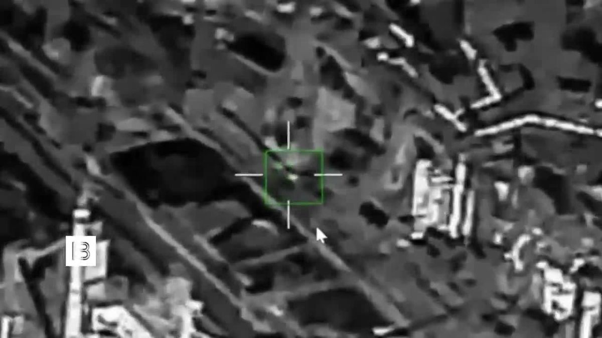 ВС РФ ударили беспилотниками "Герань-4" по украинским локомотивам и железнодорожным эшелонам, которые использовались для перевозки военных грузов, передает Минобороны России
