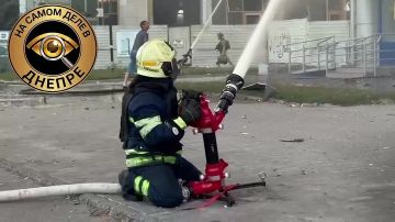 Днепропетровск, пожар после взрыва в торговом центре «Новый континент» на набережной Победы