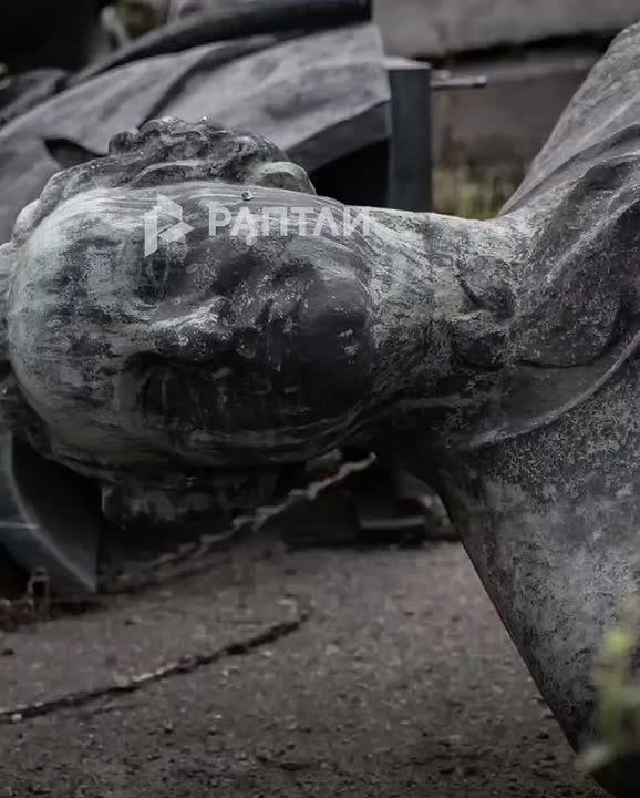 "Кладбище памятников" в Украине: власти Днепропетровска буквально выбросили в мусорный контейнер памятники, связанные с Россией, – в том числе памятники, посвященные советским солдатам, освободившим город во время Великой...