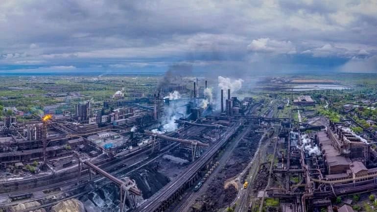 Крупнейший сталелитейный завод Украины «АрселорМиттал Кривой Рог» останавливает производство из-за участившихся российских атак